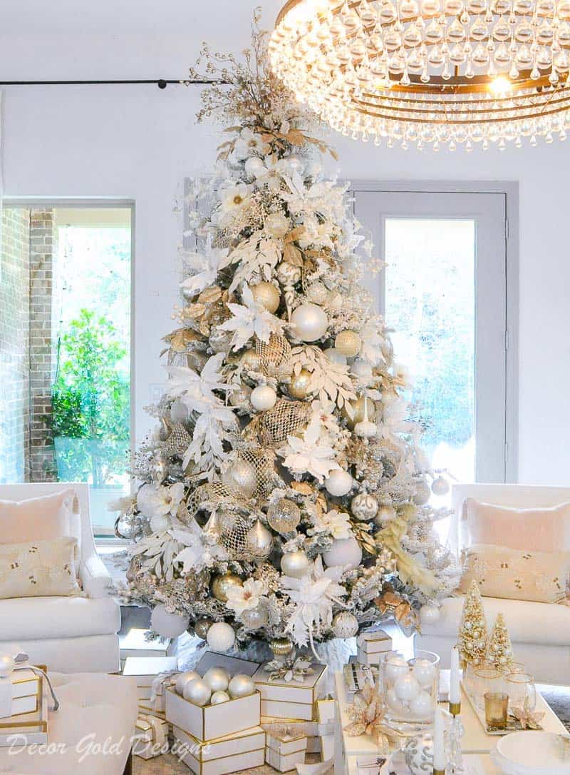 white-gold-living-room-holiday-decor