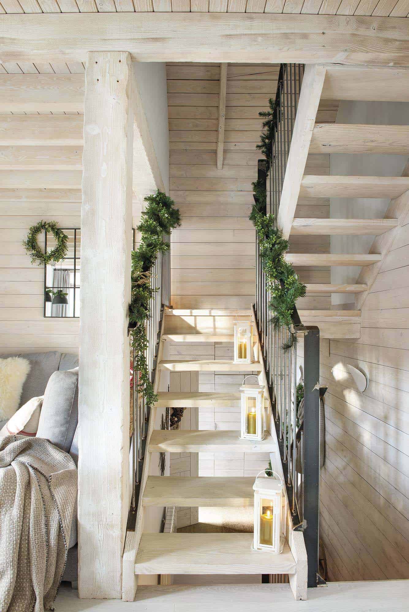 christmas-decorated-staircase