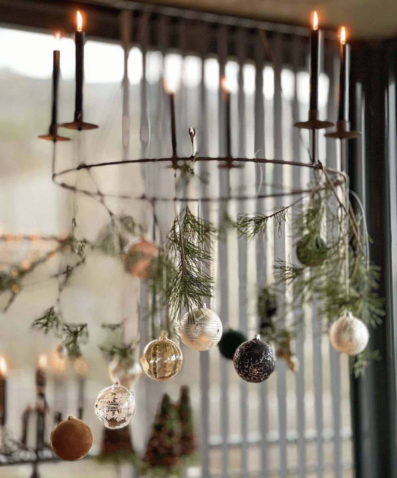 elegant-christmas-table-chandelier-with-pine-branches-and-ornaments
