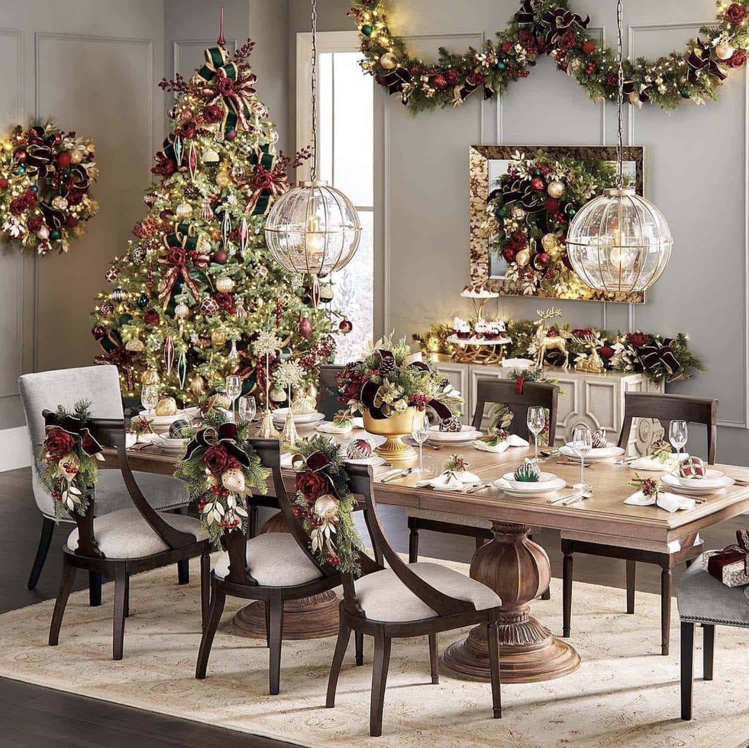 christmas-table-decorations-in-traditional-red-green-and-pops-of-gold
