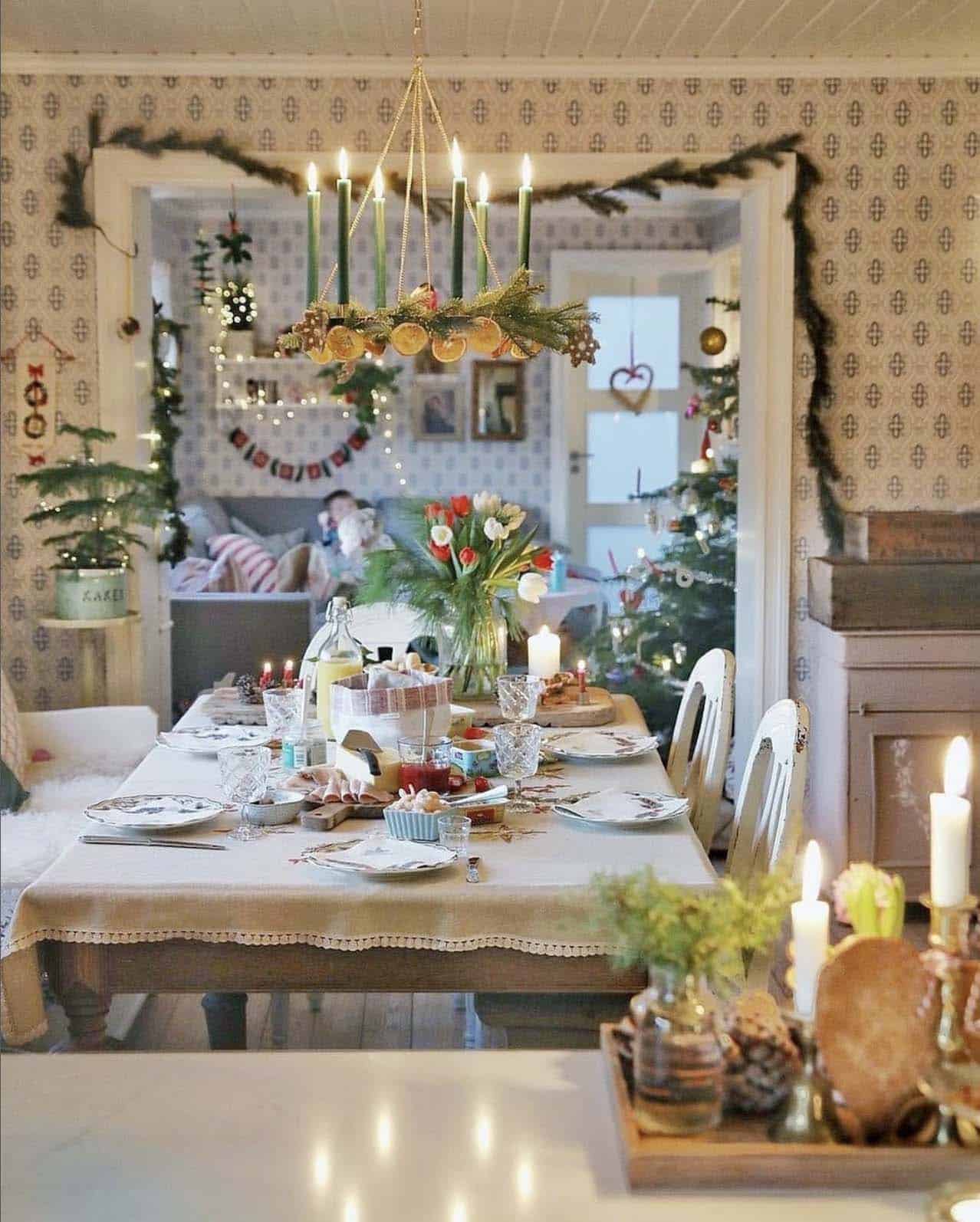 country-christmas-decorated-dining-table