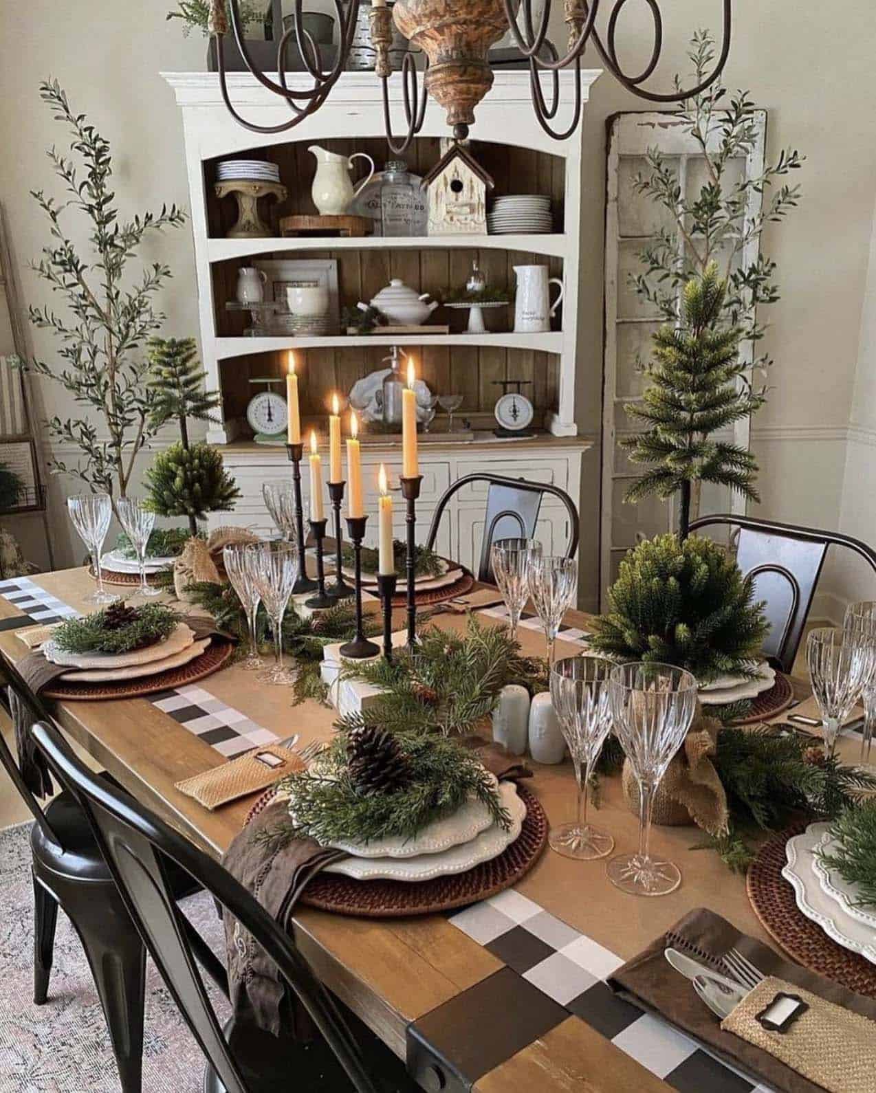 farmhouse-style-christmas-table-setting