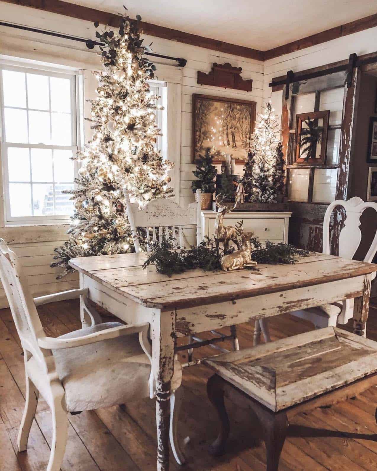 beautiful-vintage-farmhouse-christmas-table-setting