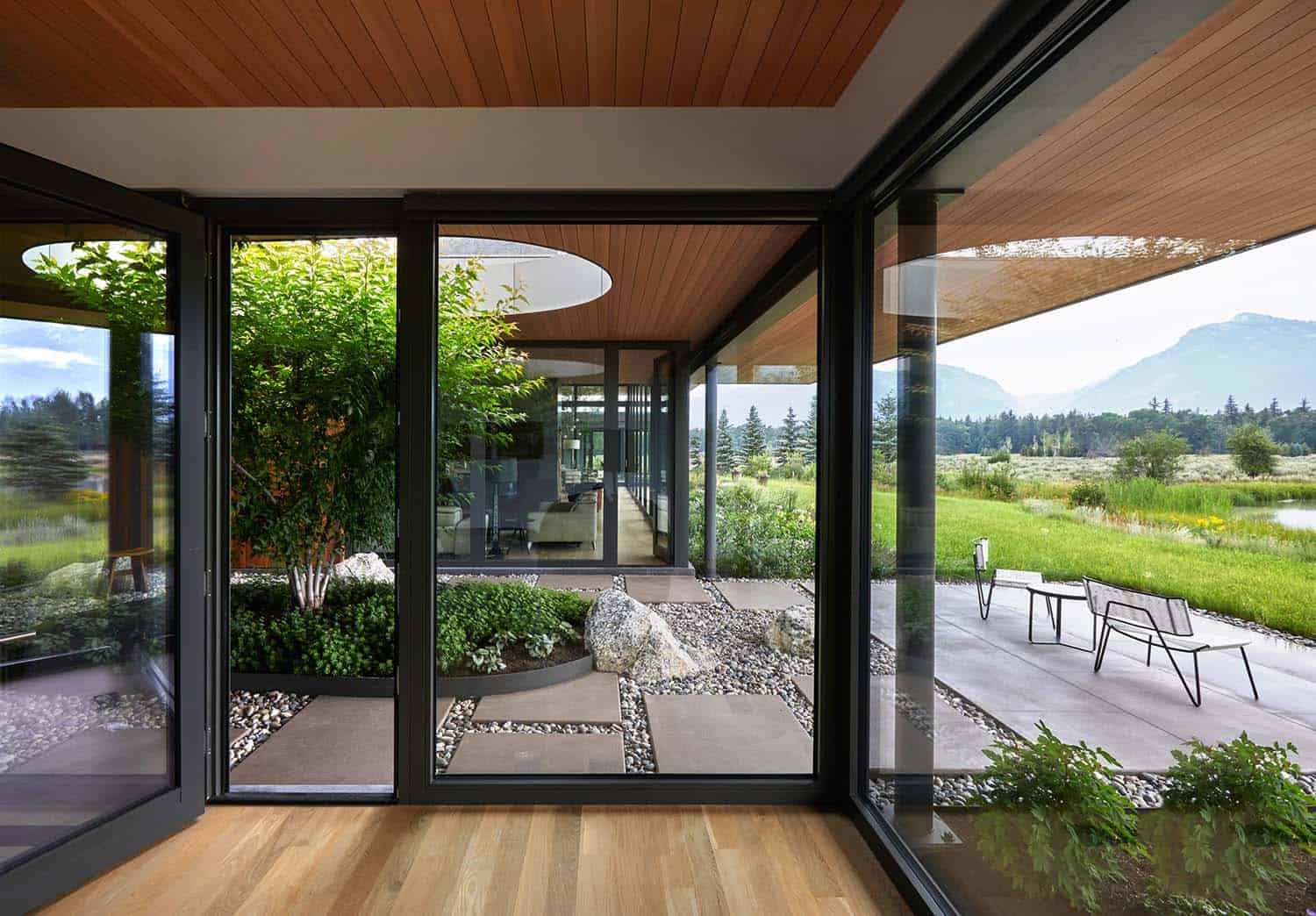 japanese-modern-courtyard-home-entry