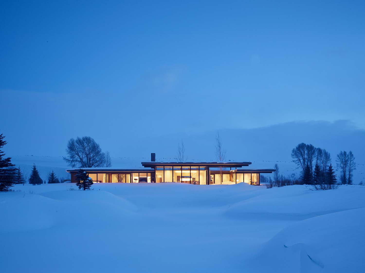 japanese-modern-courtyard-home-exterior-with-snow-at-dusk
