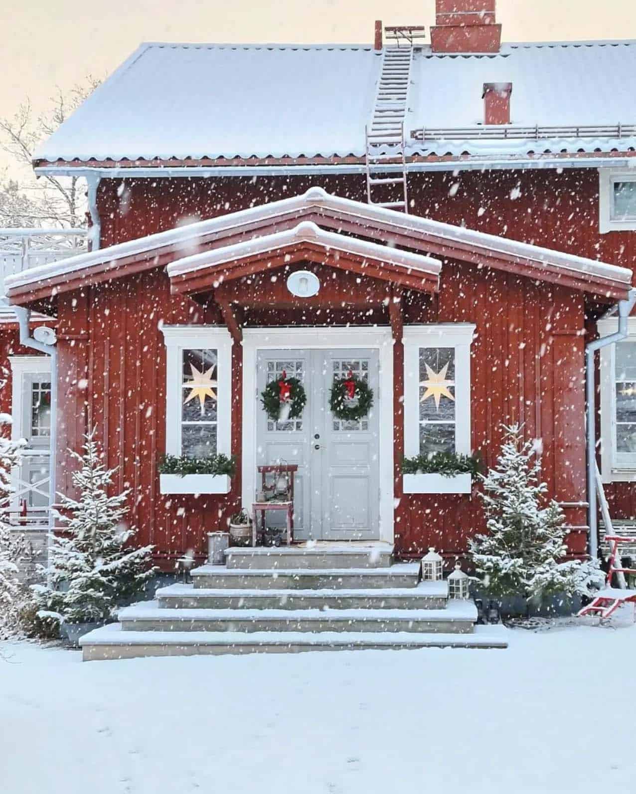 red-house-with-snow-and-outdoor-christmas-decorations