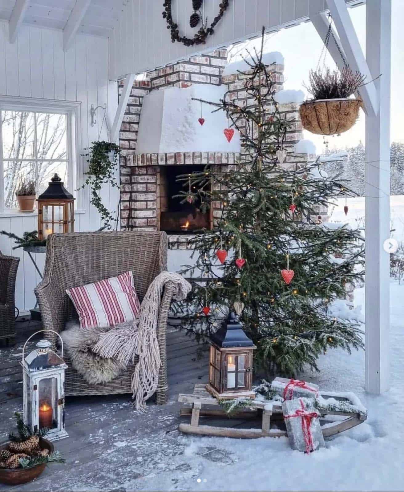magical-christmasy-porch