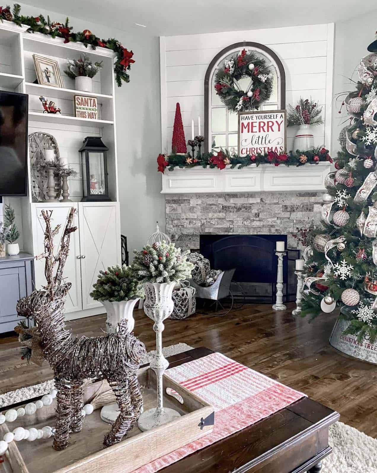 christmas-decorated-living-rooms
