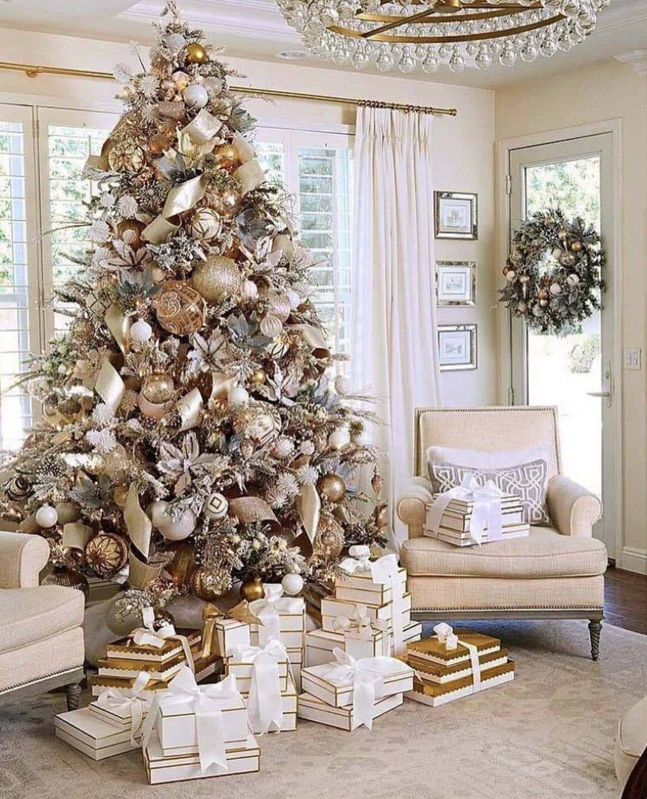 luxe-holiday-living-room-with-christmas-decorations