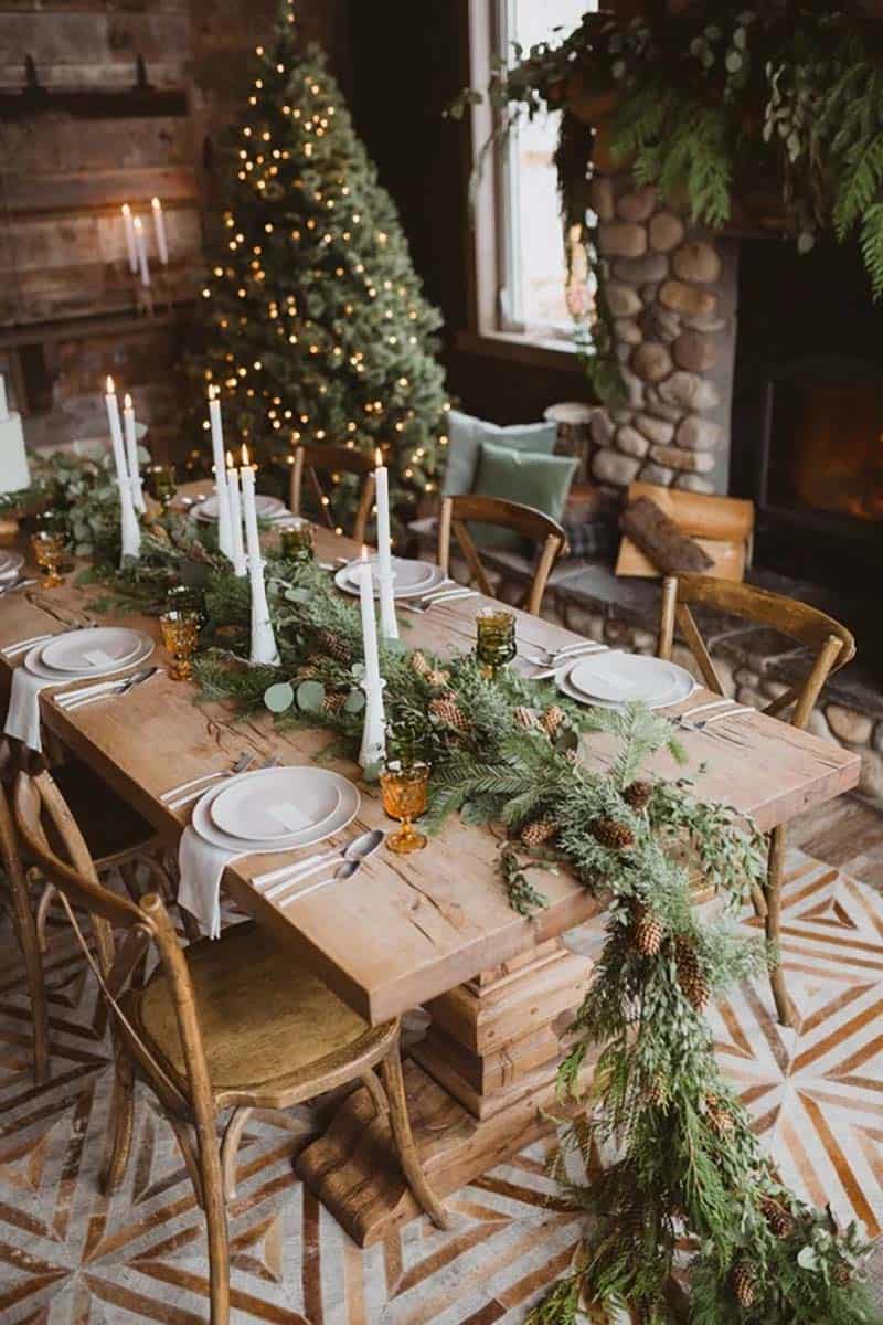 christmas-decorated-dining-room-with-a-pine-swag-centerpiece