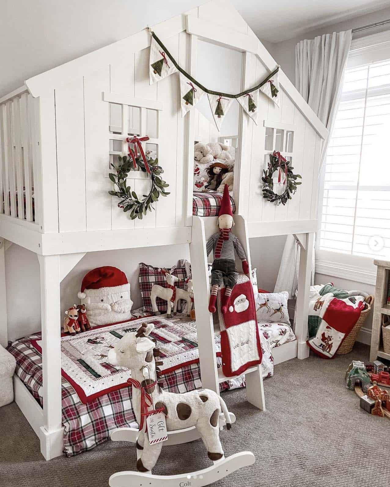 kids-bunk-bedroom-decorated-for-christmas