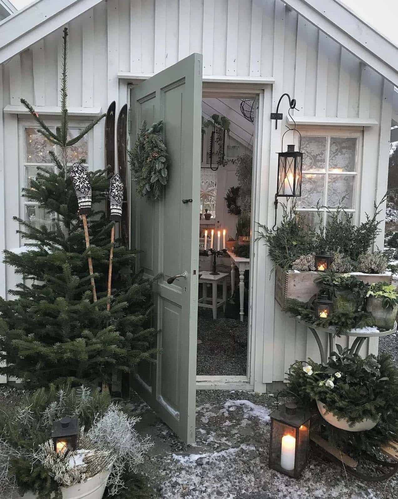 outdoor-shed-decorated-for-christmas