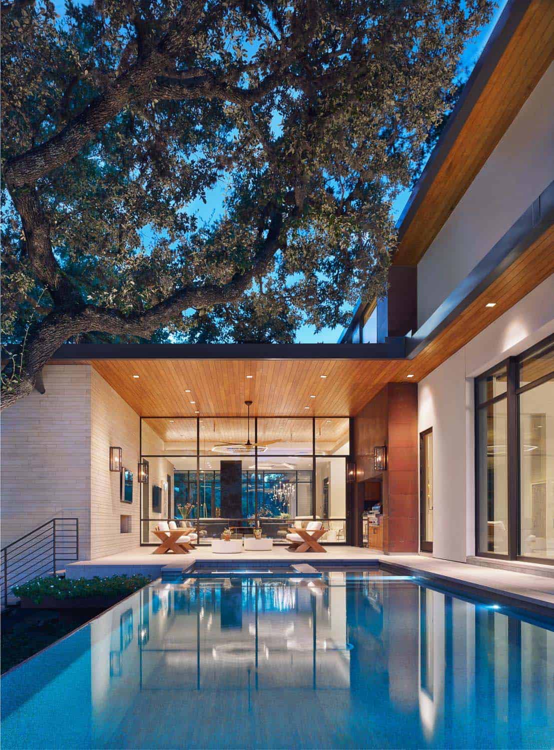 modern-home-swimming-pool-at-dusk