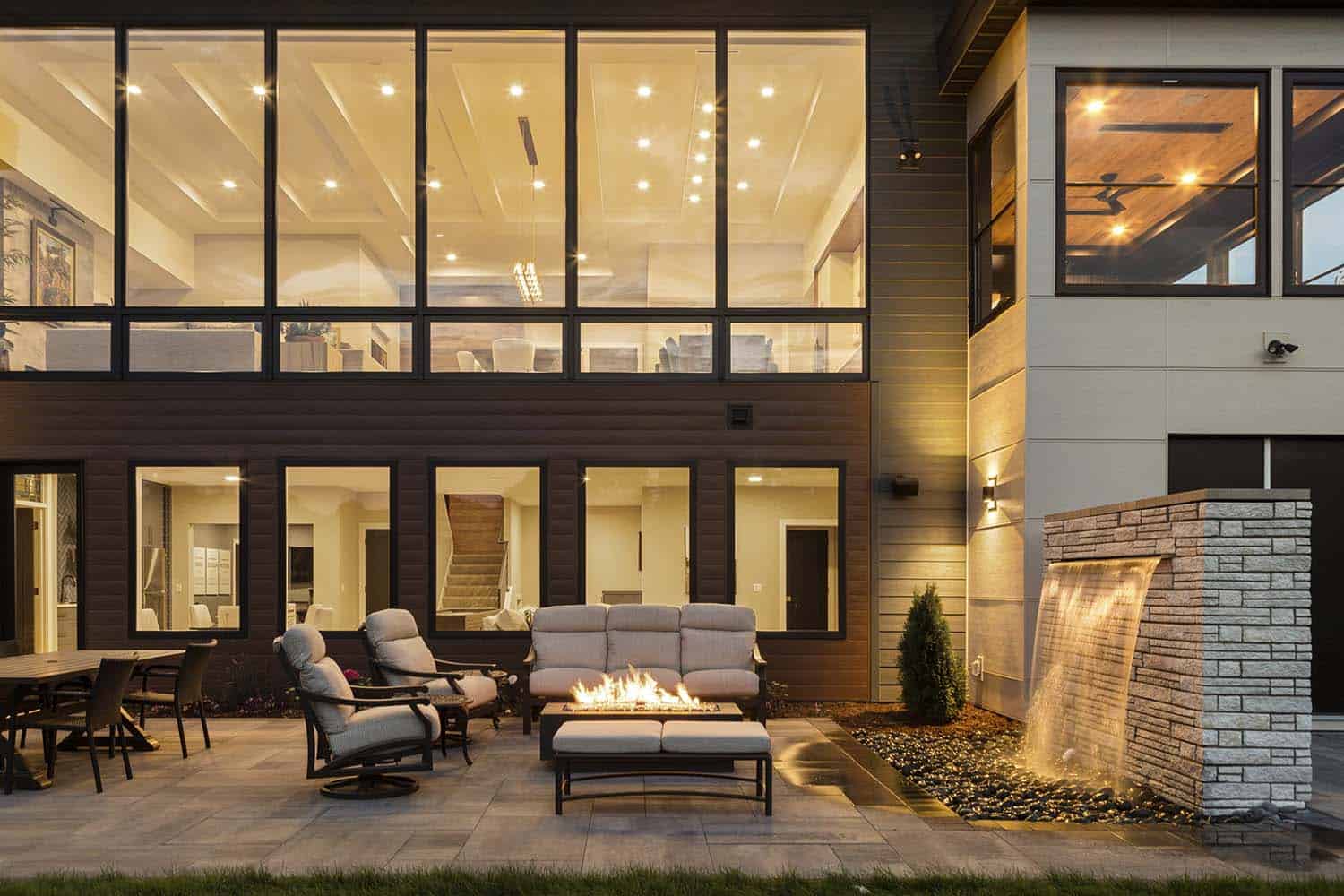 modern-home-backyard-patio-at-dusk