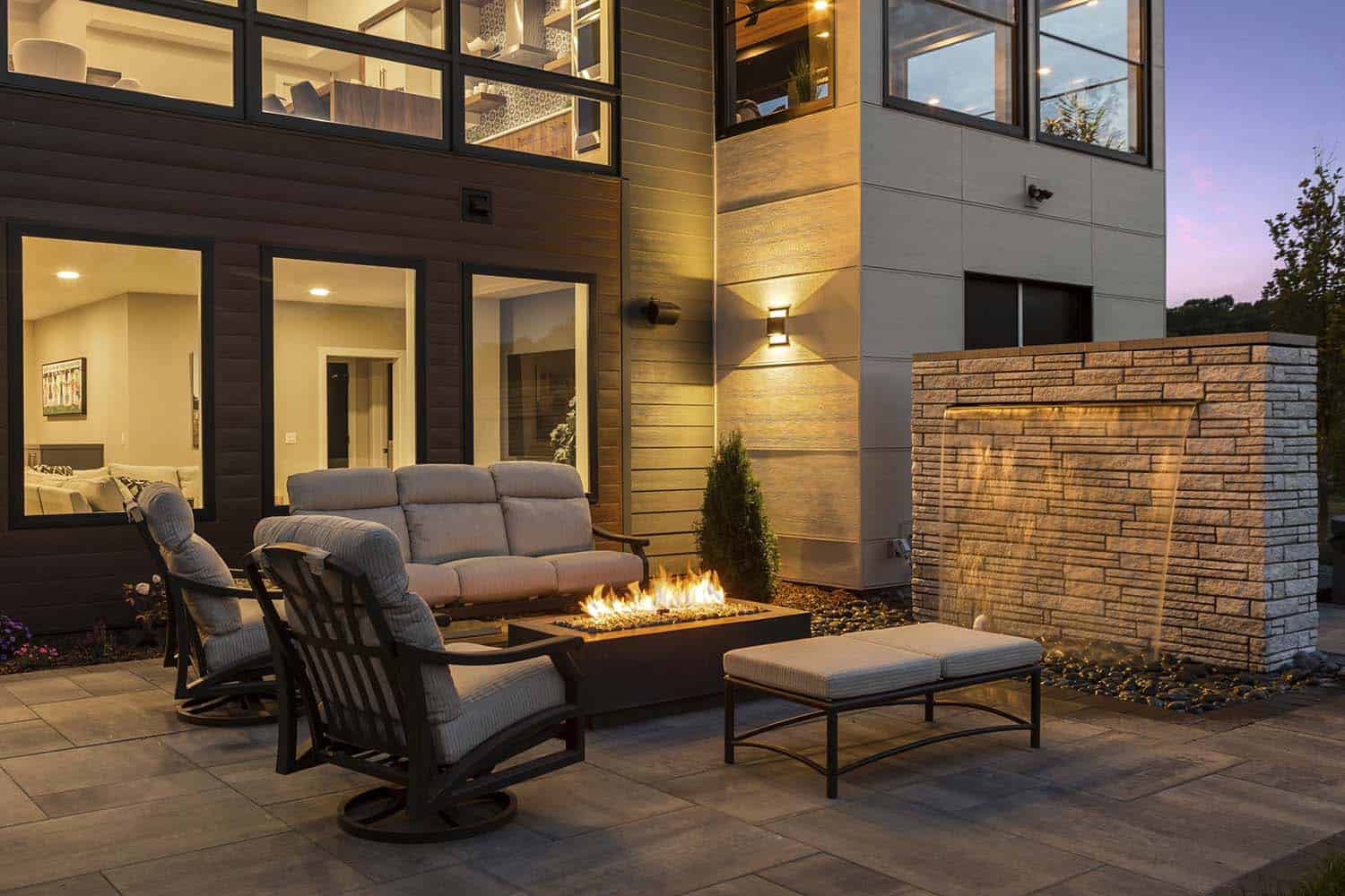 modern-home-backyard-patio-at-dusk