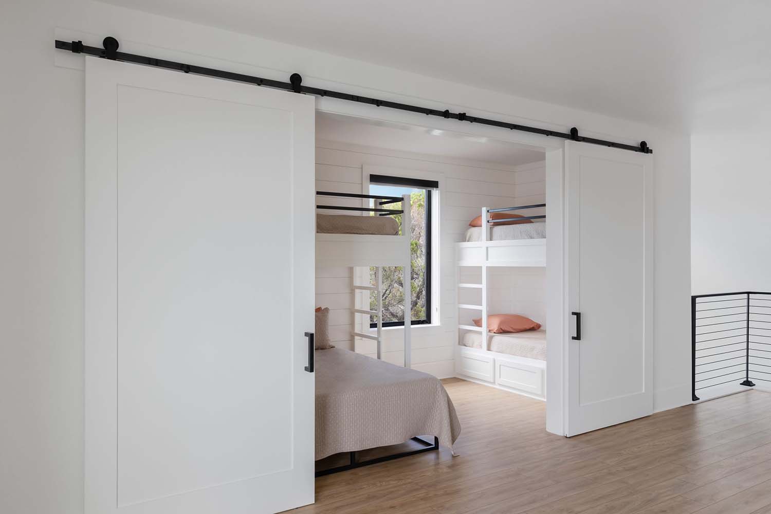 scandinavian-farmhouse-bunk-bedroom