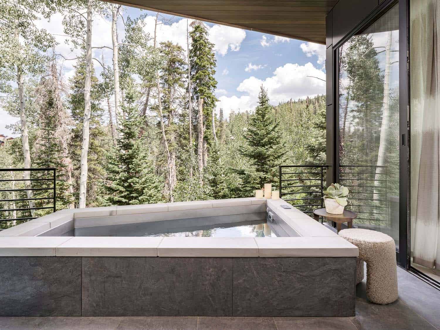 mountain-modern-home-outdoor-hot-tub