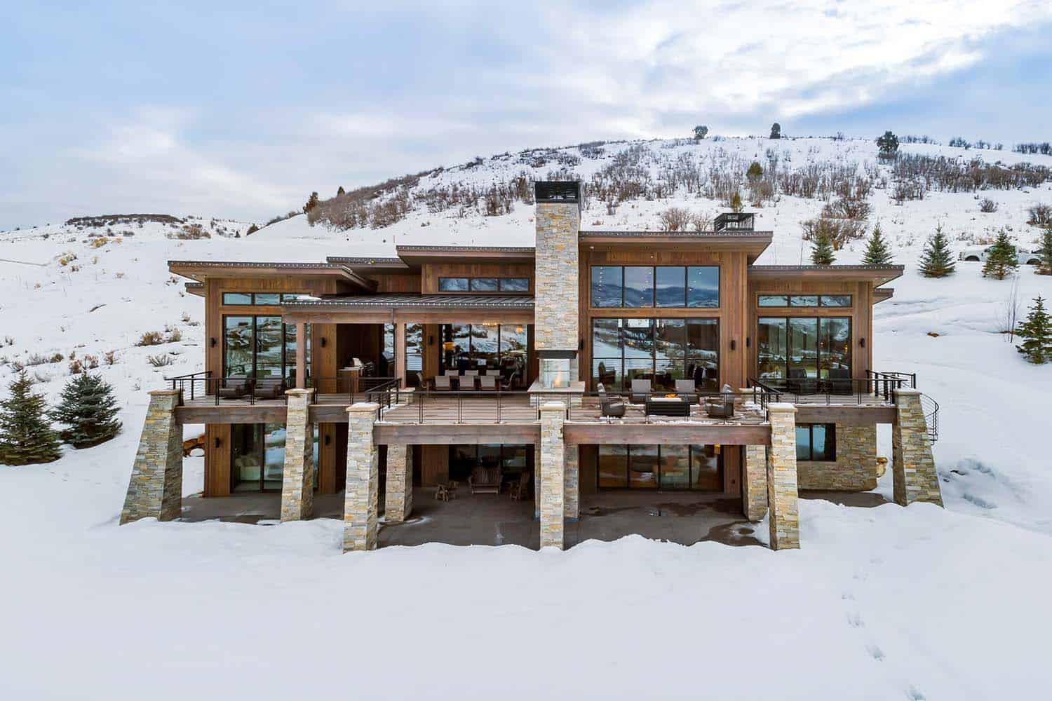 mountain-modern-home-exterior-with-snow