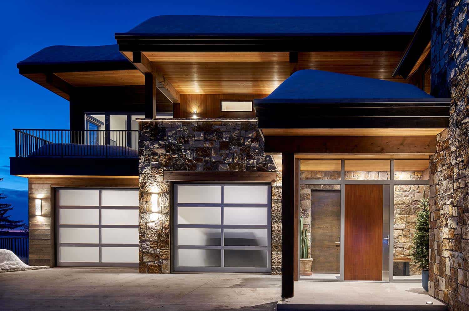 mountain-modern-home-exterior-garage