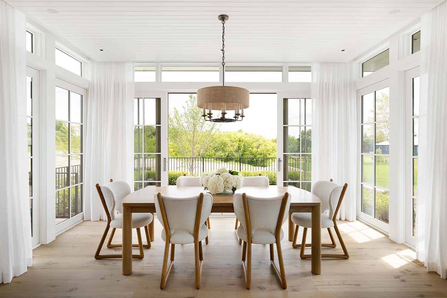 modern-scandinavian-style-dining-room