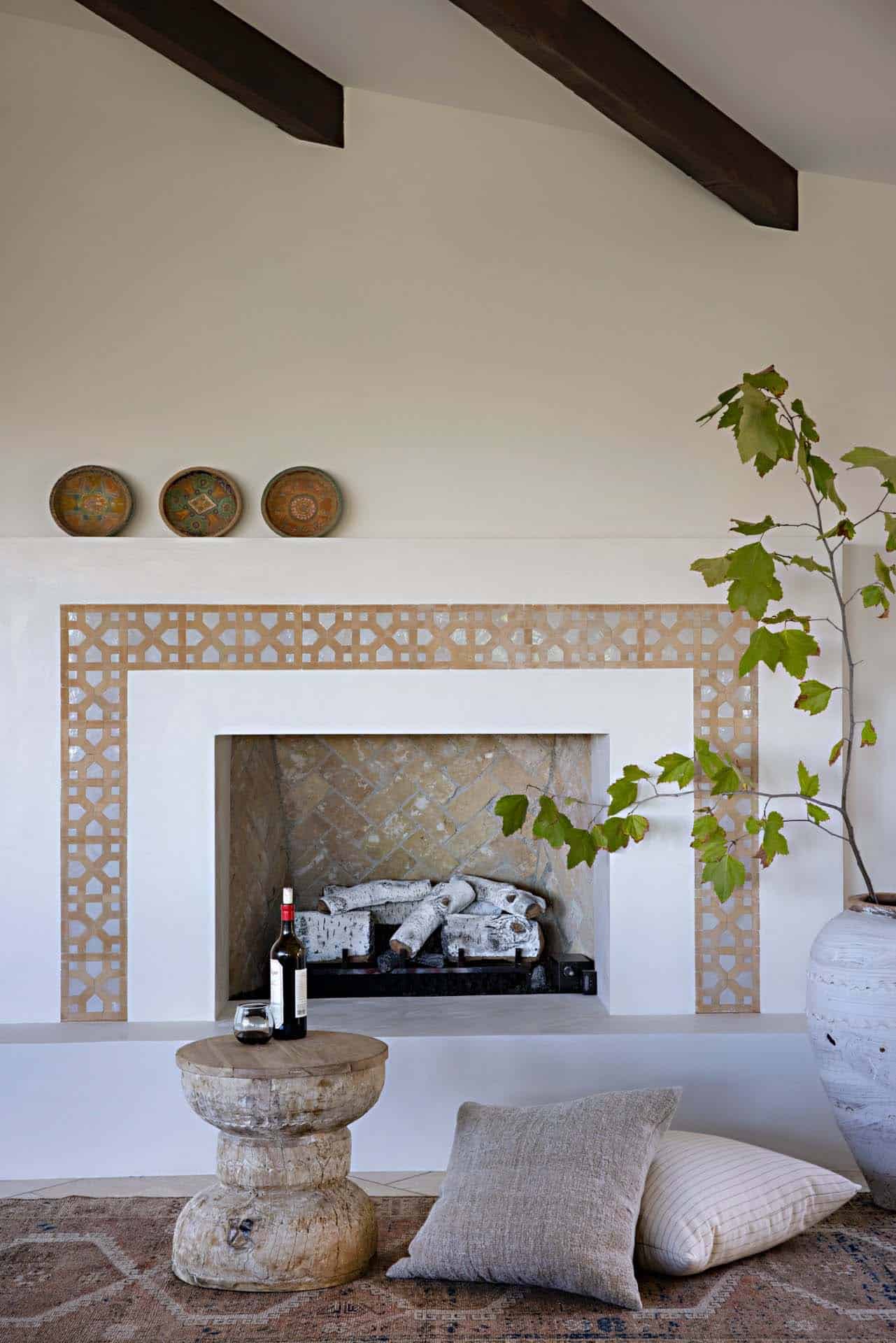 mediterranean-style-fireplace