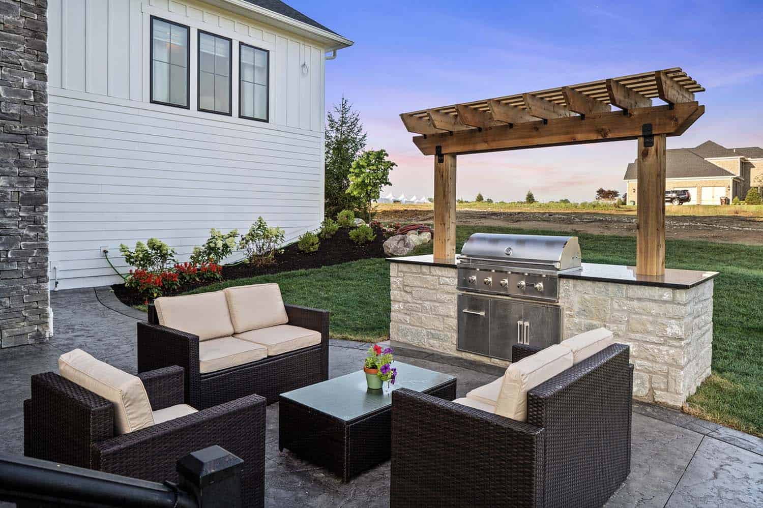 modern-farmhouse-outdoor-patio-with-furniture-and-grill