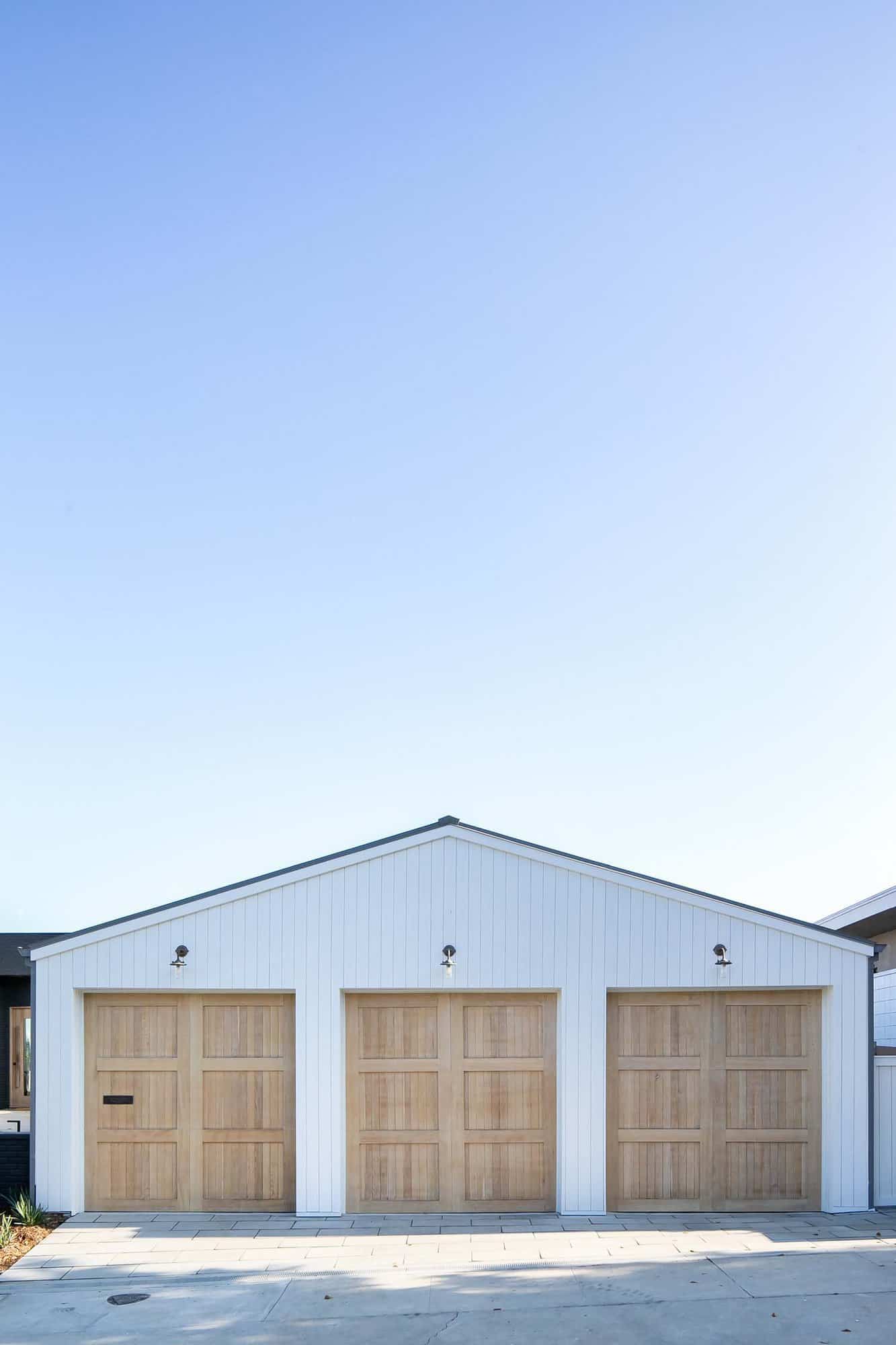 midcentury-modern-home-garage