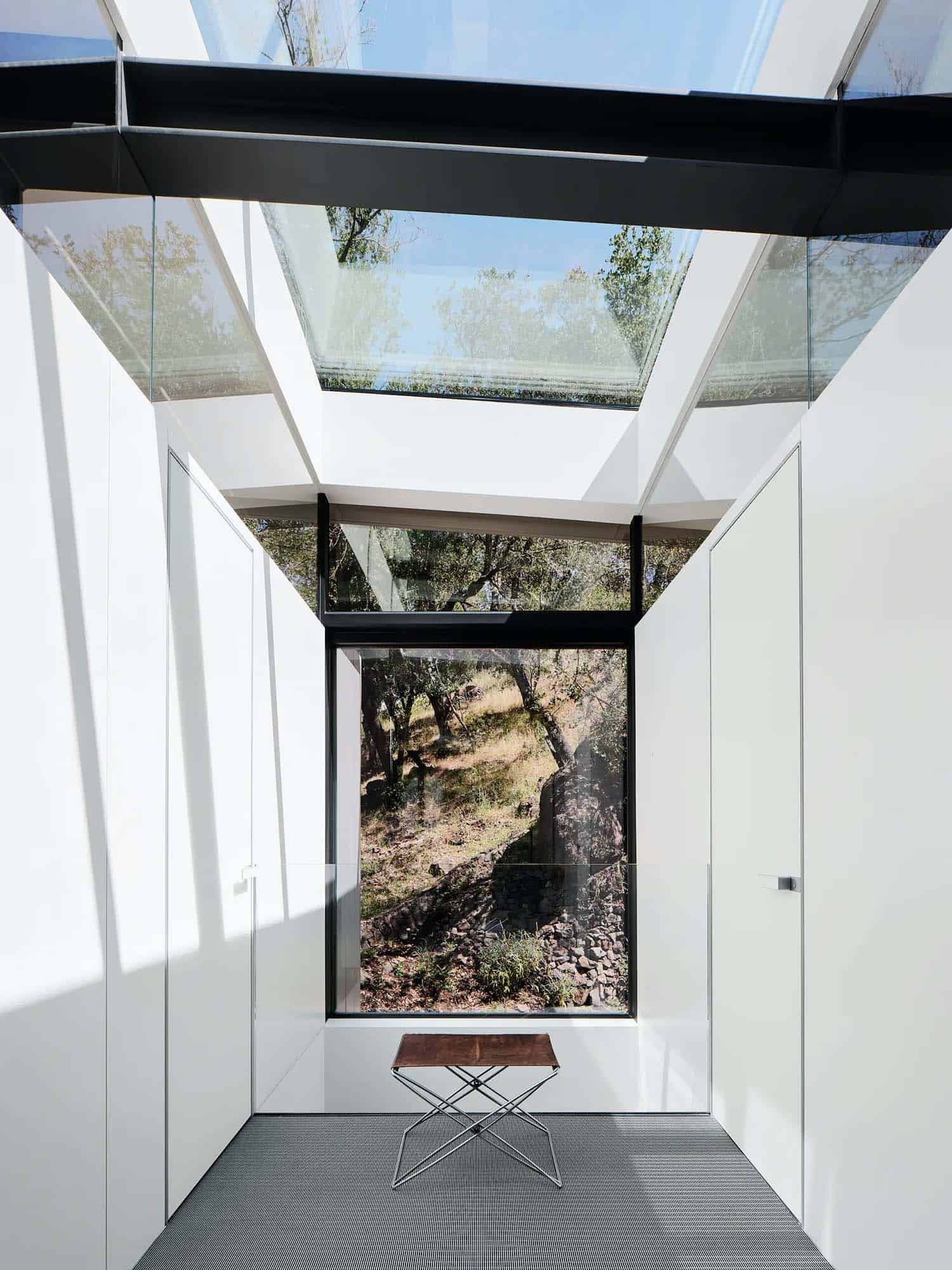 modern-closet-with-a-skylight