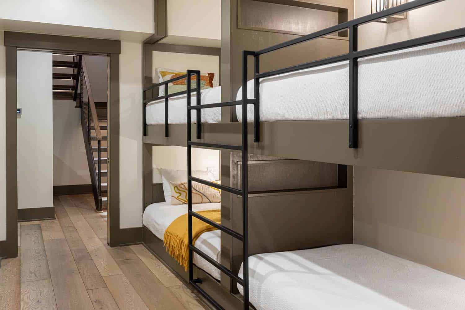 transitional-style-bunk-bedroom