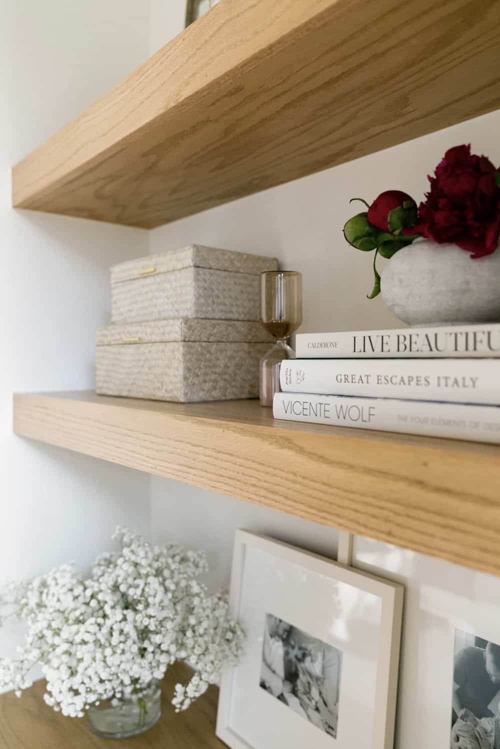 transitional-living-room-shelf
