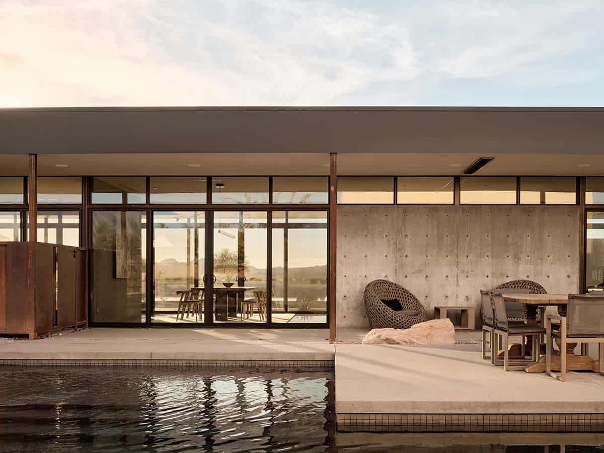 modern-desert-lake-house-pool
