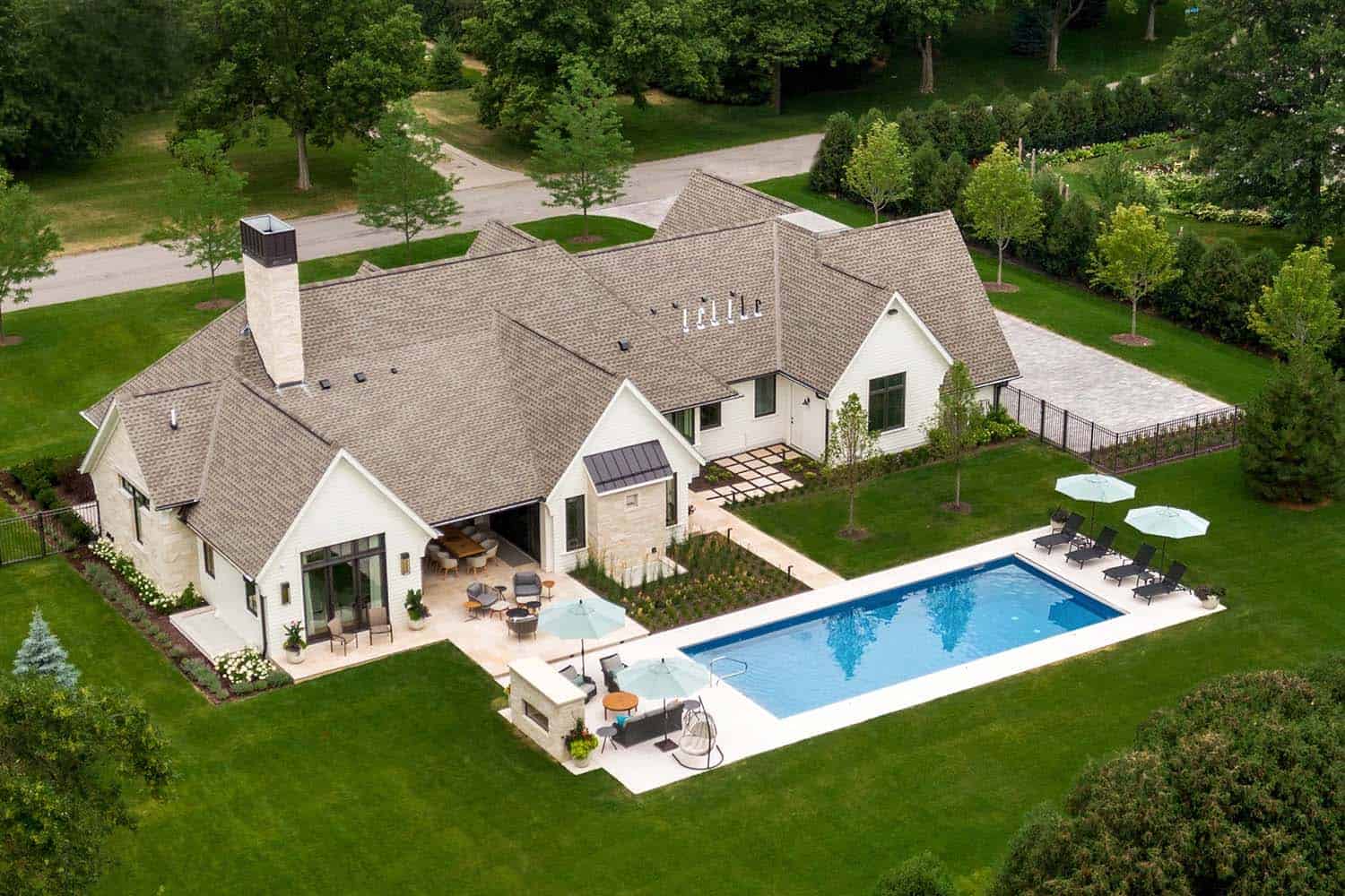 contemporary-house-and-swimming-pool-aerial-view