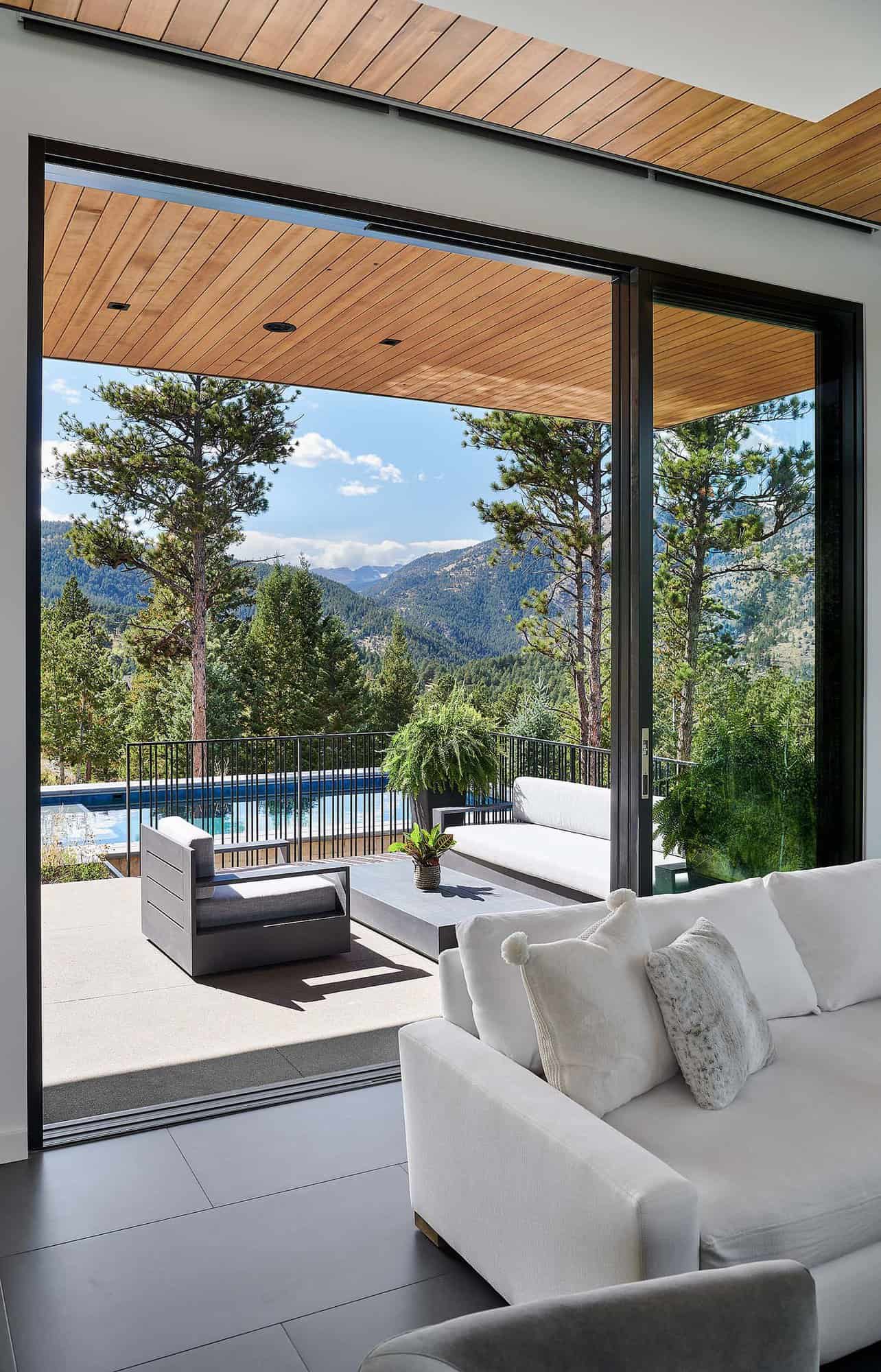 mountain-modern-living-room-with-sliding-doors-out-to-patio