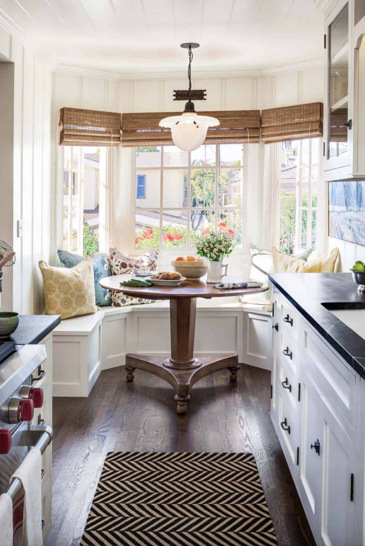 functional-small-kitchen-with-a-breakfast-nook