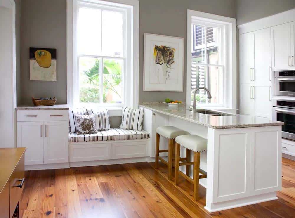 warm-inviting-chic-kitchen-with-window-seat