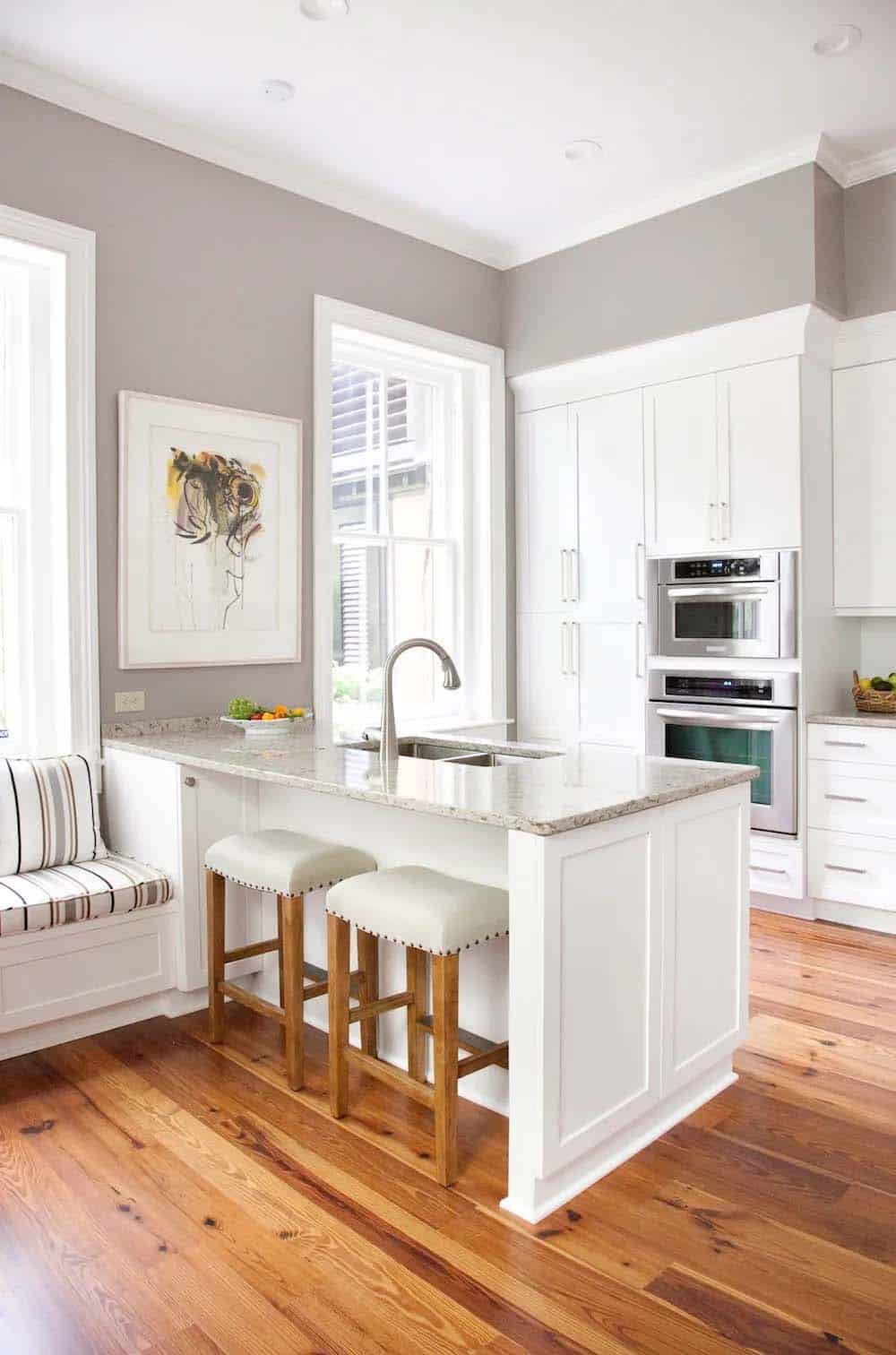 warm-inviting-chic-kitchen-with-white-cabinets