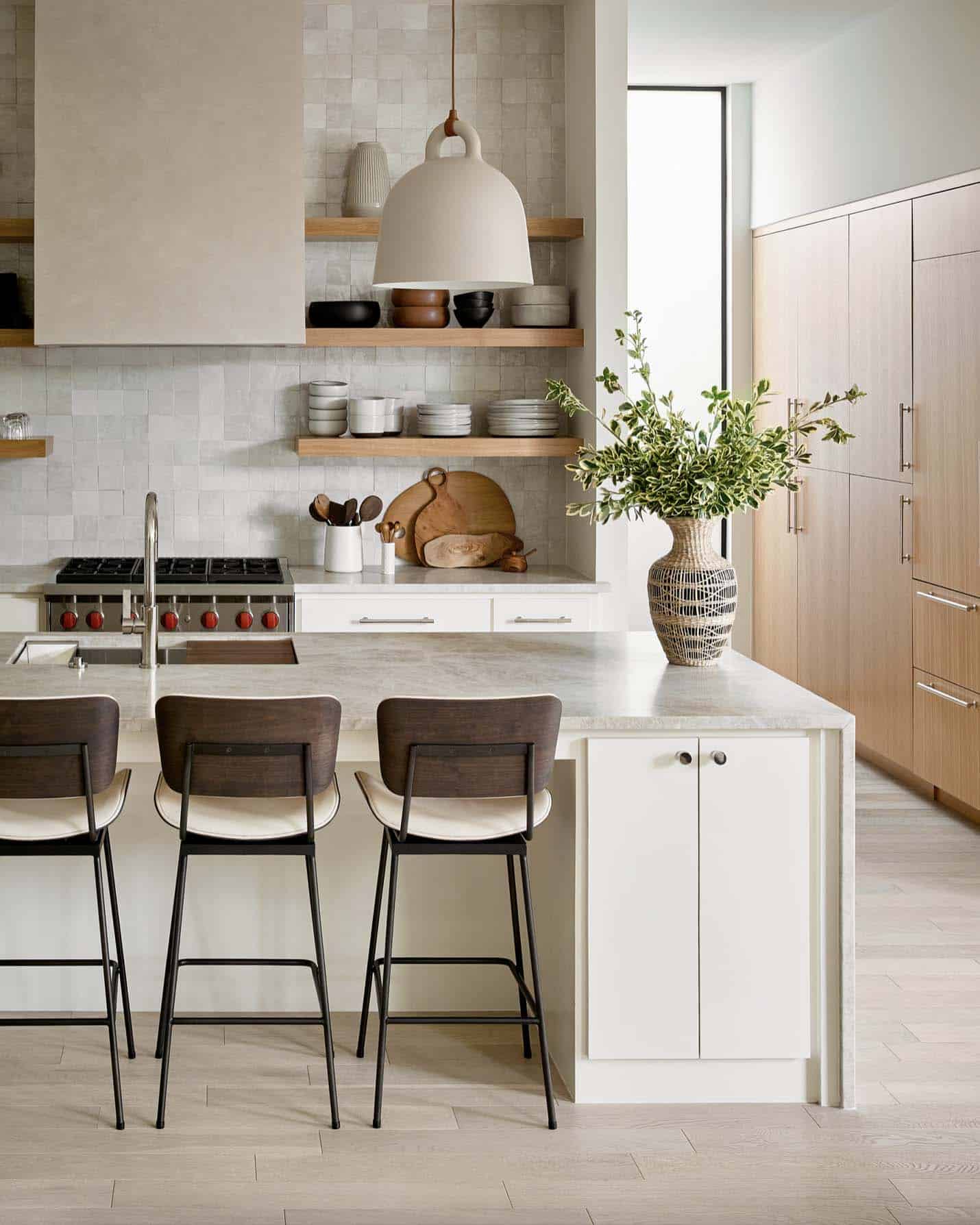 small-kitchen-with-a-neutral-color-palette