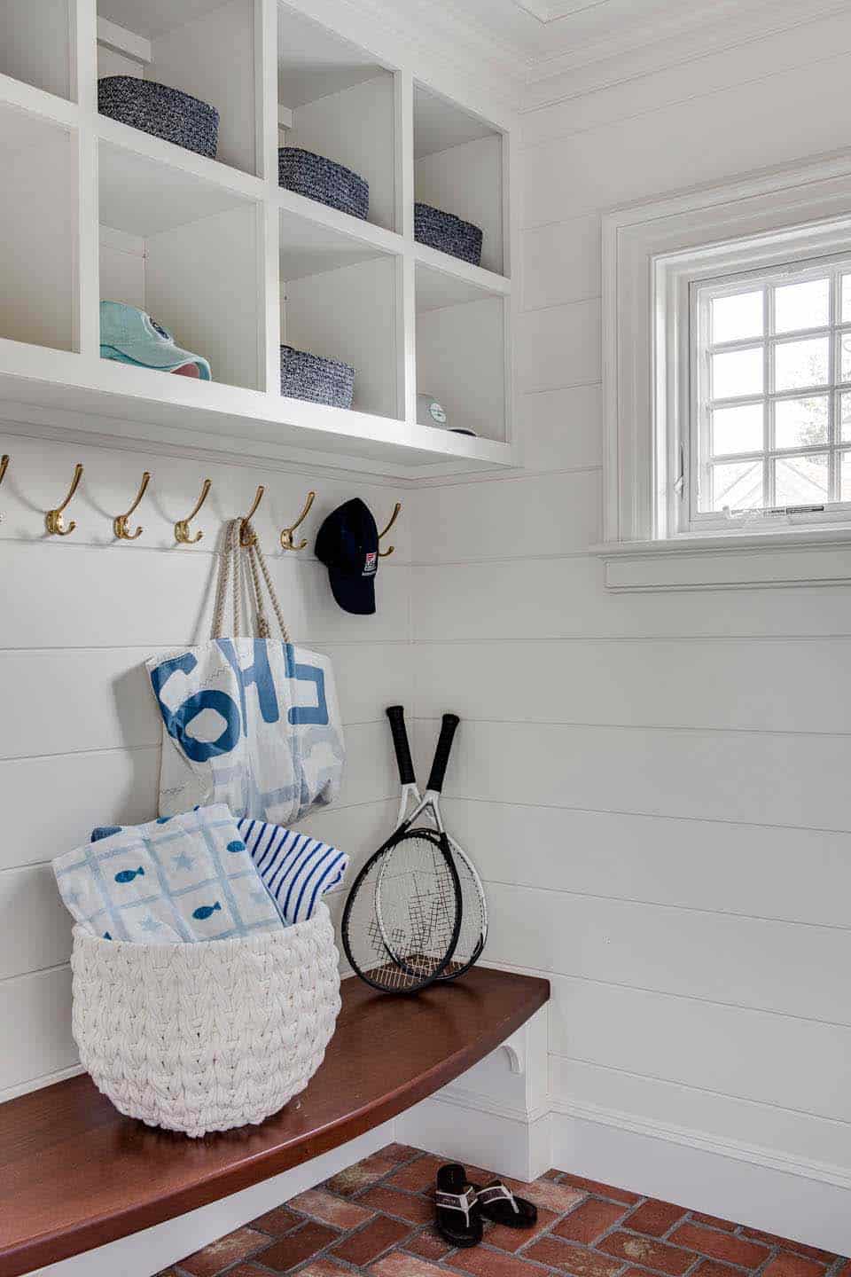 beach-style-mudroom-entry