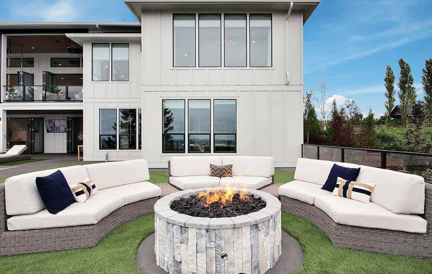 outdoor-living-farmhouse-patio-with-a-fire-pit