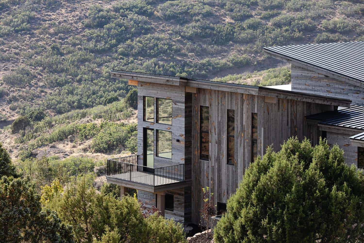 mid-century-modern-mountain-home-exterior