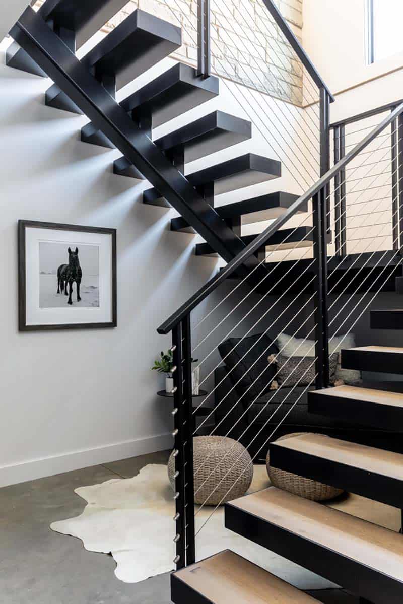 modern-staircase-to-lower-level