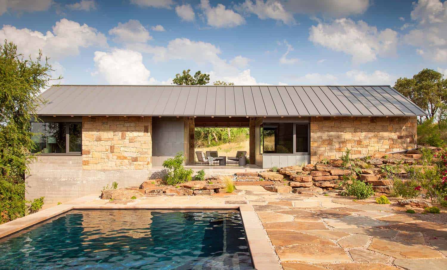 modern-ranch-house-swimming-pool