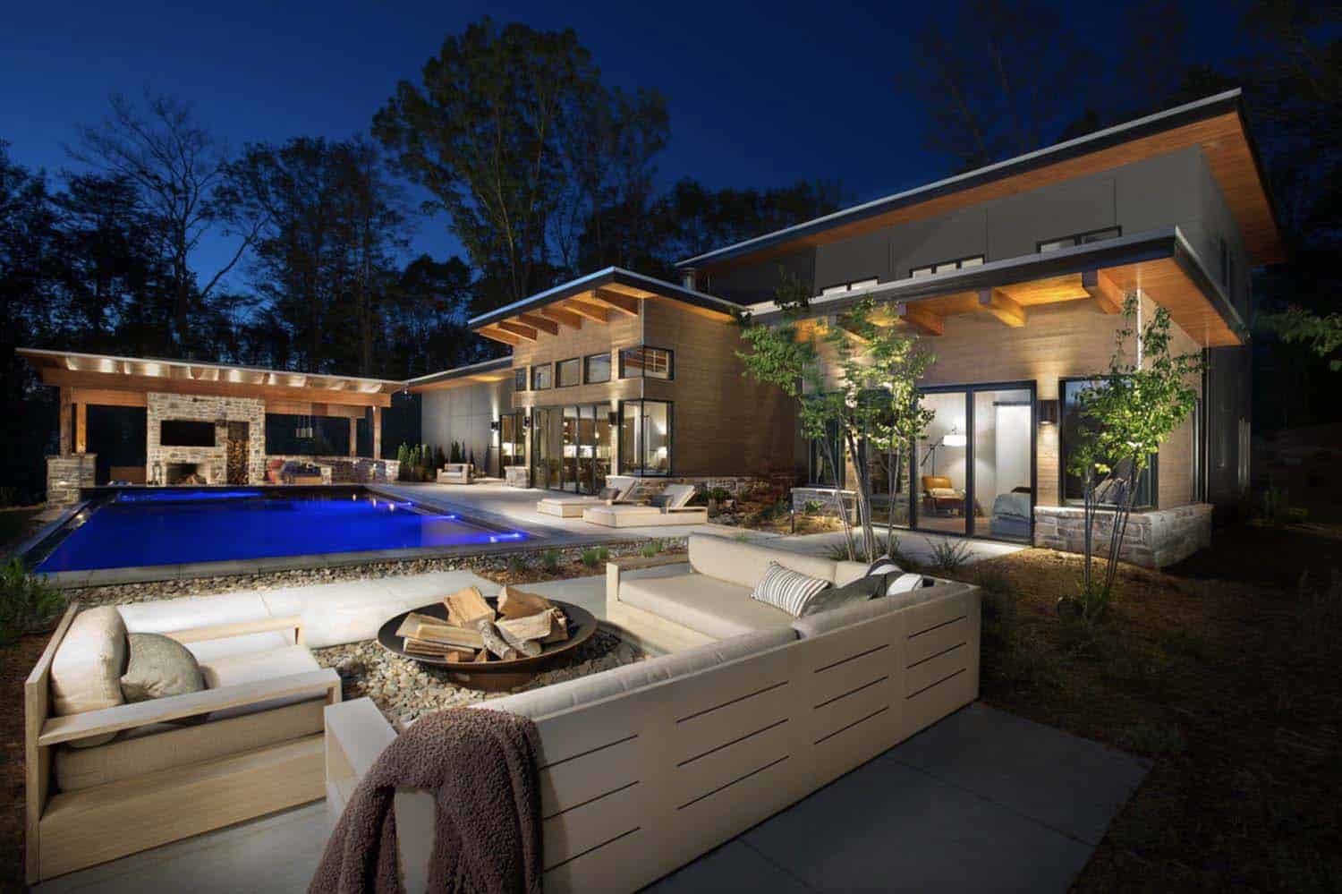 outdoor-living-contemporary-pool-at-dusk
