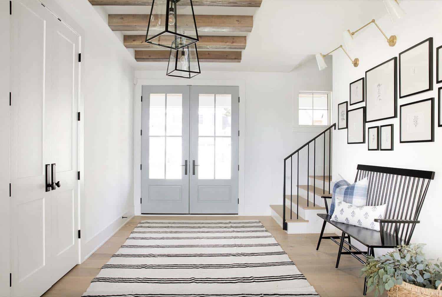bright-and-airy-farmhouse-style-home-entry