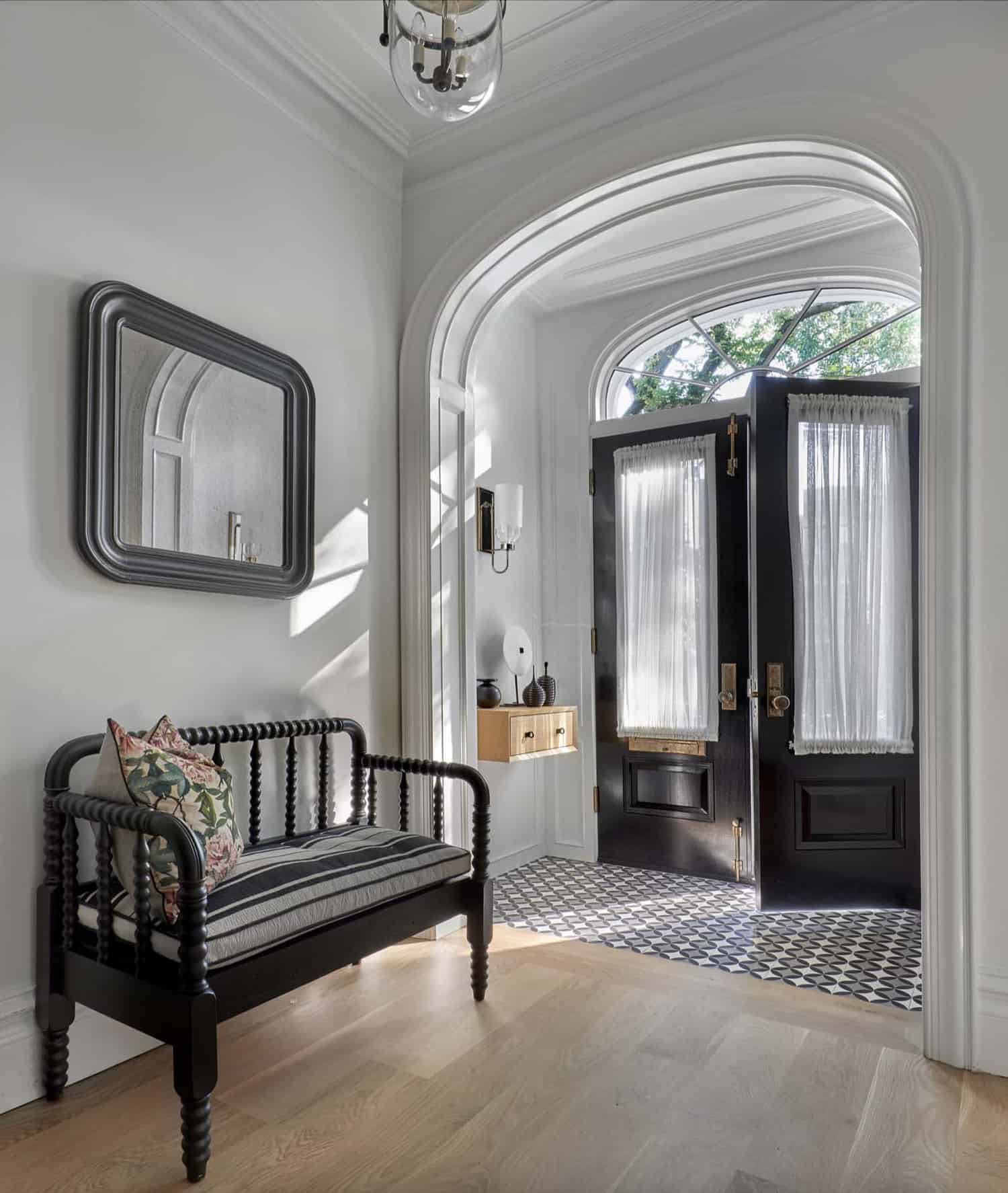 elegant-victorian-style-home-entry-with-an-arched-doorway