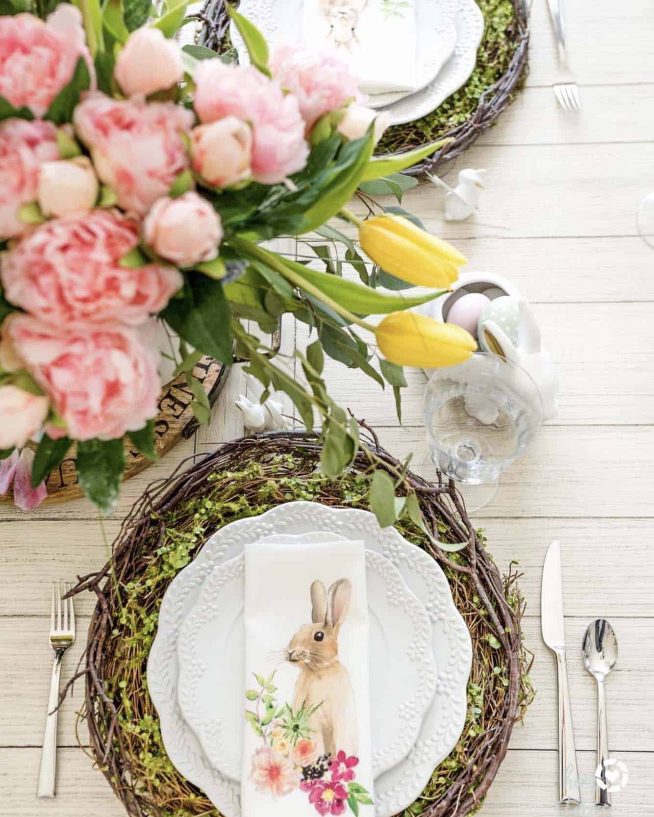 easter-dining-table-with-a-colorful-tulip-centerpiece