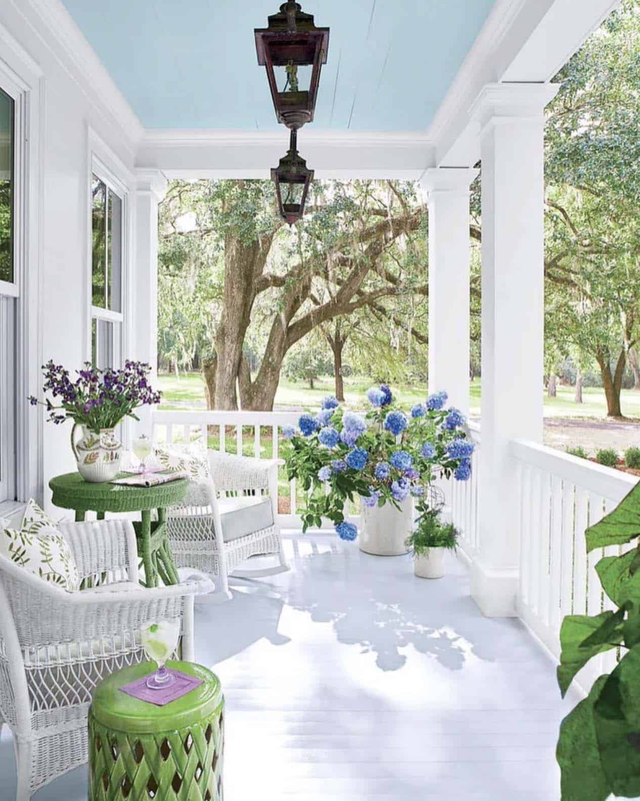 southern-front-porch-with-spring-decor