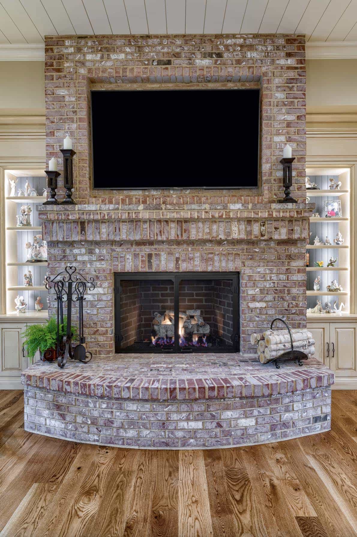 farmhouse-living-room-fireplace