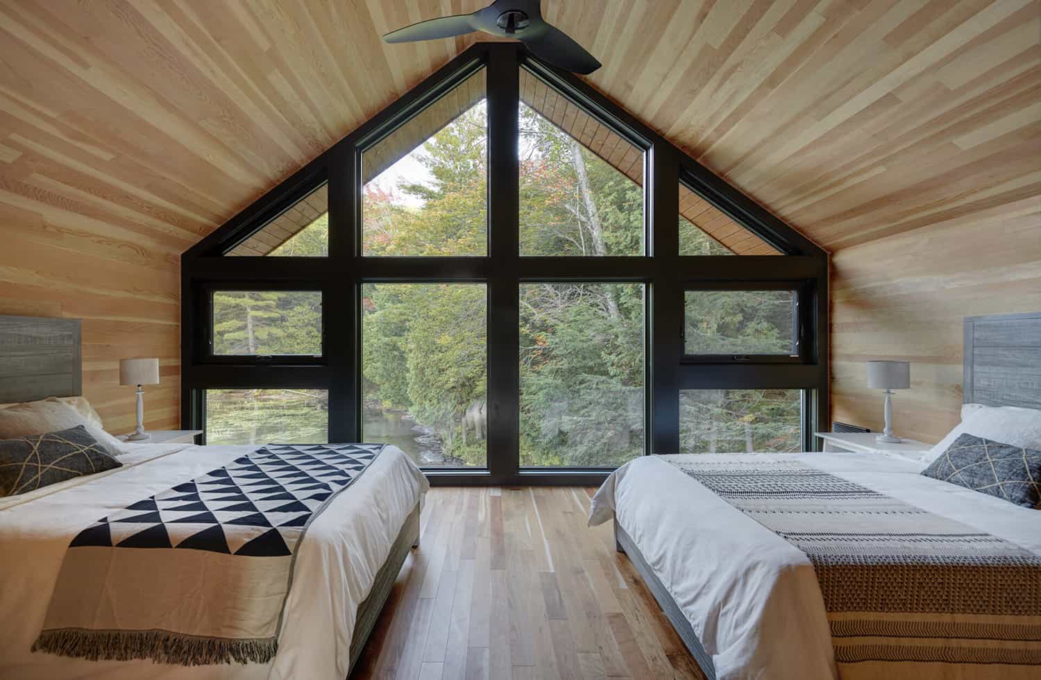 rustic-boat-house-bedroom