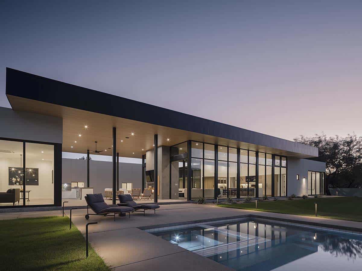 modern-desert-house-swimming-pool-at-dusk